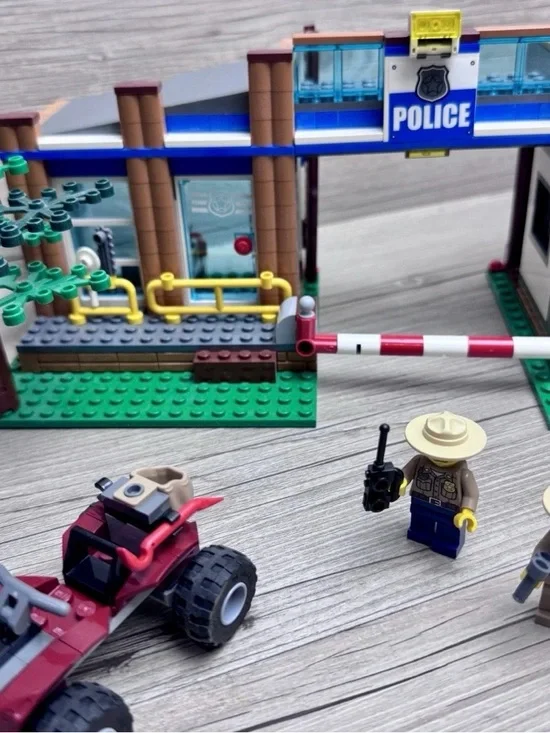 Lego Forest Police Station 4440 High Speed Chase 60138 Fire Car 30221
Minifigure - Picture 6 of 16